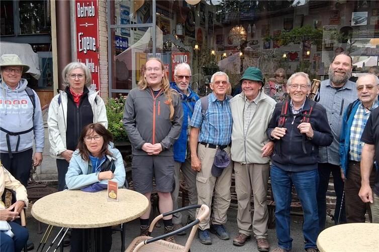 Jacky Renns Seniorenfreizeitsport-Gruppe schließt sich der Wandergruppe rund um Franz Gemke an