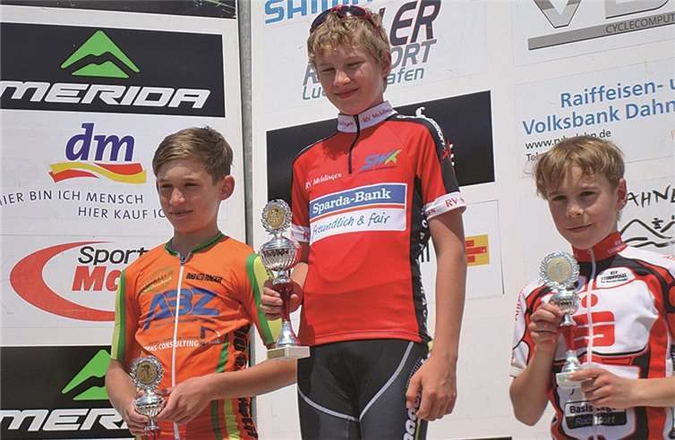 Jacob Heß (r.) bei der Siegerehrung nach einem anstrengenden Meisterschaftsrennen. privat