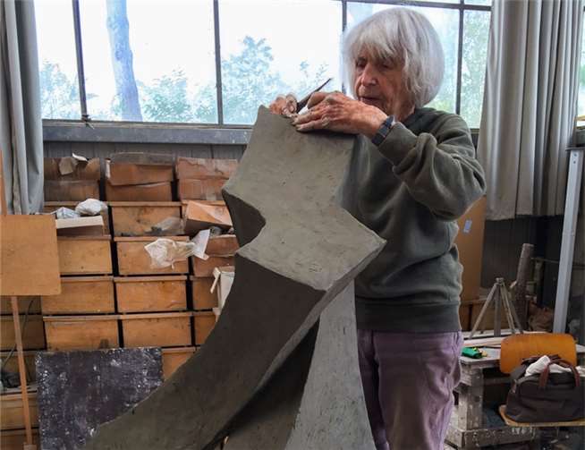 Jacqueline Diffring arbeitet an ihrer Confluentia Ganzfigur. Jacqueline Diffring