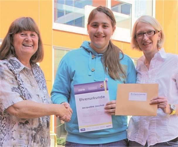 Jacqueline Jaschob freut sich über die Ehrenurkunde.privat