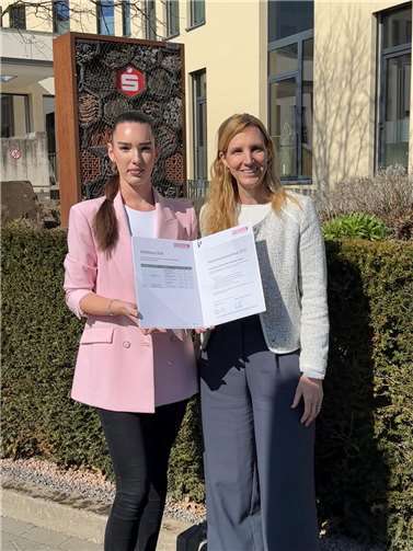 Jacqueline Morales (r.) und Maja Bleis (l.), die Nachhaltigkeitsbeauftragten der Kreissparkasse Ahrweiler, freuen sich über den Erhalt des Nachhaltigkeitszertifikats 2024 von REMONDIS.  Foto: Marco Seydel