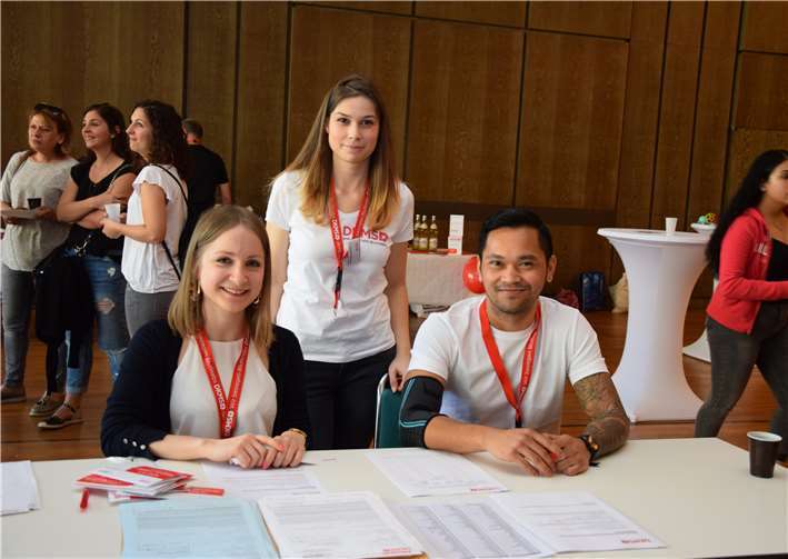 Jacqueline Weitmann, (Mitte) und ihr Team von der DKMS leiten die Spendenaktion. Fotos: -UBU-