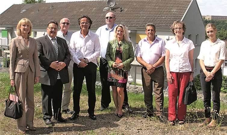 Jacques Delfeld, Vorsitzender des Verbandes Deutscher Sinti & Roma (2. v .l.); Romano Blum-Baqué, Vorstandskollege (4. v. l.); Django Reinhardt (3. v. r.); Bürgermeisterin, Marie-Theres Hammes-Rosenstein (links); WohnBau-Geschäftsführer, Michael Siegel (3. v. l.) und WohnBau-Prokurist Matthias Wollny (5. v. l.).Privat