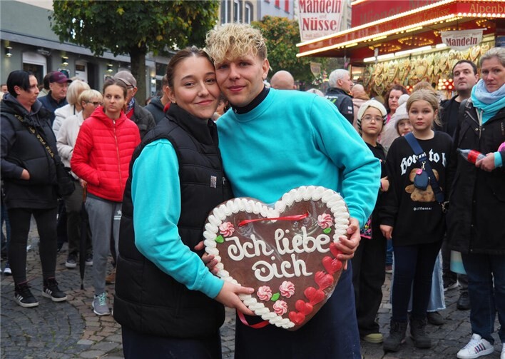 Ja,das gibt es immer noch: Das berühmte Lebkuchenherz, das „er“ seiner Liebsten übergibt.  Fotos: BS