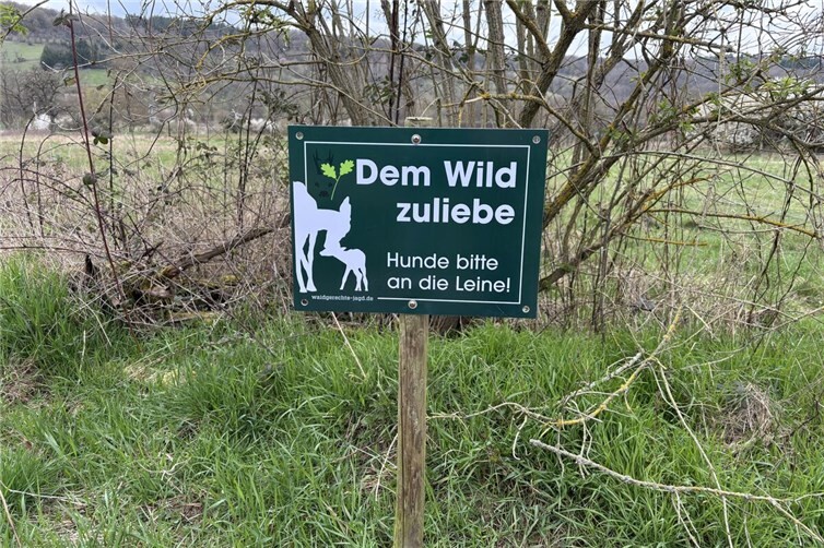 Jäger appellieren auch mit Hinweisschildern an die Rücksicht der Hundehalter – wie hier in Lohrsdorf.