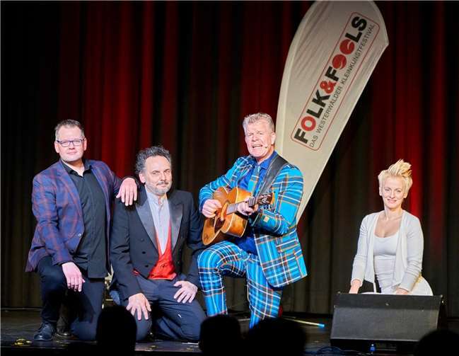 Jährlich im November ist das Westerwälder Kleinkunstfestival „Folk & Fools“ in der Stadthalle Montabaur für die eine oder andere Überraschung gut – was schon seit vielen Jahren nur mit Unterstützung der Sponsoren möglich ist.  Foto: Uli Schmidt