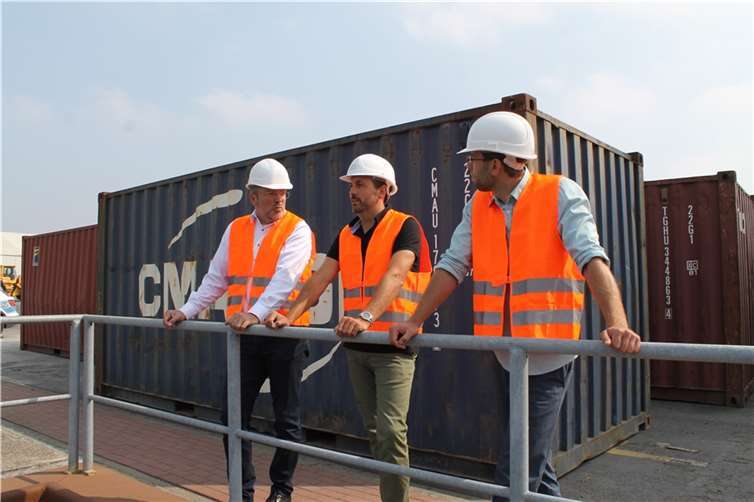 Jährlich werden im Andernacher Hafen knapp drei Millionen Tonnen Güter verladen. In einem Termin vor Ort mit Geschäftsführer Jan Deuster (links) und Projektleiter Hafen Wojtek Kozbial (rechts) konnte sich OB-Kandidat Christian Greiner ein Bild von der Leistungsfähigkeit der Logistikdrehscheibe machen. Foto: FWG Andernach e.V.