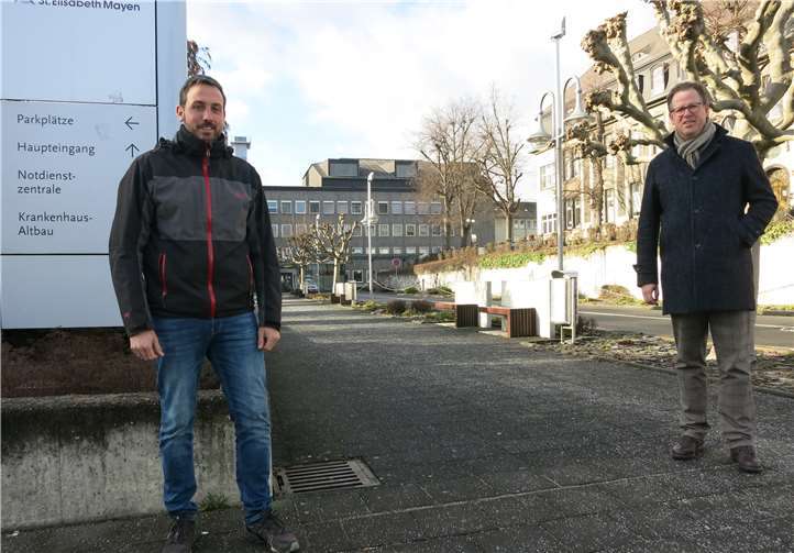Jährlich werden im St. Elisabeth Krankenhaus in Mayen etwa 10.000 Patienten stationär und 25.000 ambulant behandelt. Die FWG-MYK, hier vertreten durch die FWG-MYK Vorstandsmitglieder Christian Greiner (li.) und Uwe Berens, unterstützt die beschlossenen Maßnahmen zur Restrukturierung. Foto: FWG-MYK e.V.