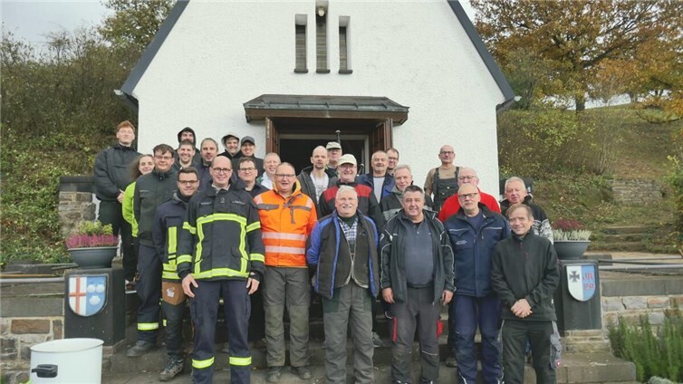 Jährliche Herbstsäuberung am Ehrenmal.  Foto: Großler