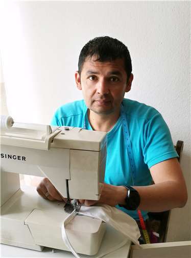 Jafar Mohamadi an der Nähmaschine. Foto: privat