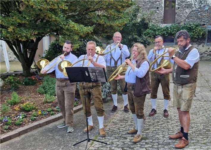 Jagdsignale, auf Parforce-Hörnern geblasen, umrahmten im Wendelinushof des Klosters Engelport eine feierliche Handlung.