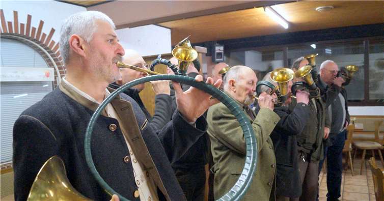 Jagdsignale gehören zum jagdlichen Brauchtum. In Klotten wurden zur Ehren der verstorbenen Jagdkameraden „Halali“ und „Wiedersehen“ geblasen. -TT-