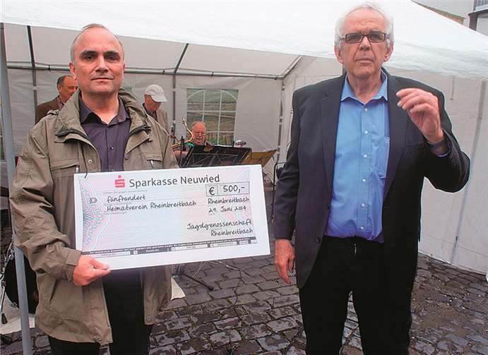 Jagdvorsteher Dieter Kral überreicht den Scheck an Dankward Heinrich, Vorsitzender des Heimatvereins Rheinbreitbach.privat