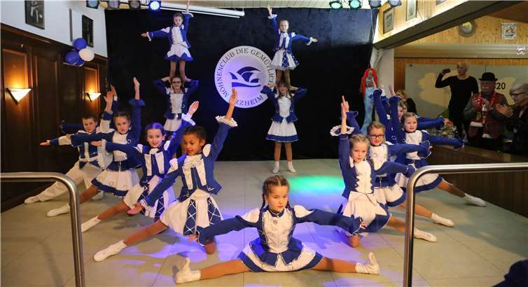 Jahr für Jahr als erste Akteure auf der Bühne: die Gardetanzgruppen der Arzheimer Möhnen.