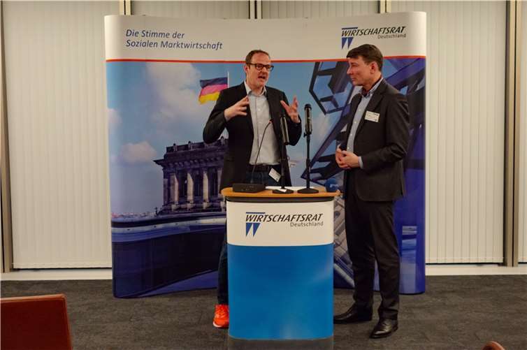 Jahresempfang Wirtschaftsrat RLP Vince Ebert im Dialog mit Dr. Björn Peters.  Foto: M. Rieth WR