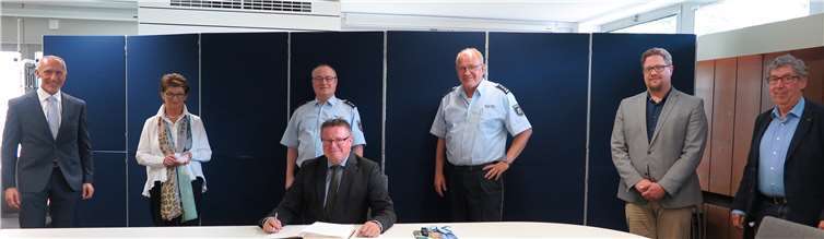 Jahresgespräch des Polizeipräsidenten in Wachtberg: (v.l.) Jörg Pfefferkorn, Bürgermeisterin Renate Offergeld, Polizeipräsident Frank Hoever (sitzend), Andreas Piastowski, Karl-Heinz Hennigs, Beigeordneter Swen Christian, Alfons Engels.Foto: Gemeinde Wachtberg/mm