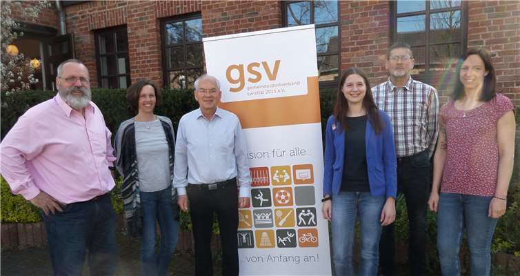Jahreshauptversammlung GSV Swisttal: v.li. Vorsitzender Klaus Jansen, von der Sekundarschule Heimerzheim Karin Merkel, Schatzmeister Robert Datzer, KIVI-Referentin Janette Kawaschinski, Vorsitzender des Kinder- und Jugendrings Swisttal Karl-Heinz Müller und von der Gemeinde Swisttal Jaqueline Rossig.privat