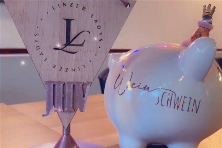 Jahreshauptversammlung der Linzer Ladys - das WeinSchwein darf nicht fehlen!