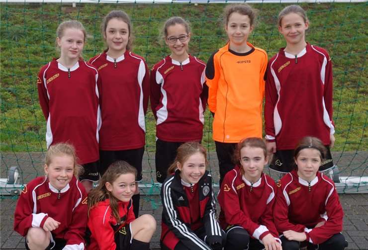 Jahrgänge 2004-2006: hinten von links: Ronja Ockenfels, Laura Odenthal, Luisa Nasri alle 6c, Franziska Klein, Ann-Sophie Deuster beide 6a, vorne von links: Lina Dörle, Jule Schüller, Florentine Kaltz, Janna Hilger alle 5c, Sophie Weber 6b