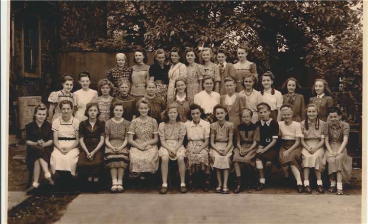 Jahrgang 1934/35 Niederlahnstein (Mädchenklasse) beim Schulabgang 1949.Quellen: Stadt Lahnstein
