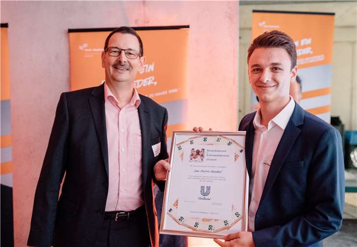 Jahrgangsbester Handelsbetriebswirte Jan Pierre Runkel + Schulleiter Thorsten Fuchs.Quelle: Foodakademie/SimonZimpfer