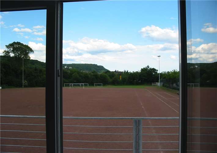 Jahrzehnte, in denen Unkels Kinder, Jugendliche und Erwachsene auf roter Asche trainierten und spielten, gehören jetzt der Vergangenheit an. Aus dem roten Ascheplatz ist eine grüne Anlage mit dem neuen Namen BHAG-Sportpark geworden. L. Klevenhaus