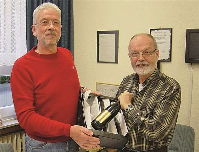 Jakob Breidenbach (li.) überreichte Rainer Urbanke ein Präsent zum 70. Geburtstag. privat
