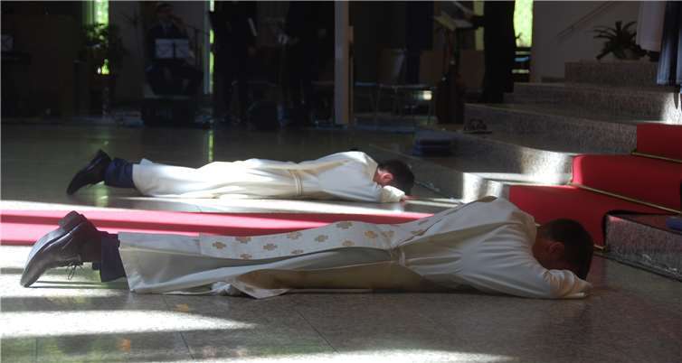 Jakob Busch vor der Diakonenweihe (hinten) und Johannes Oelighoff vor der Priesterweihe.