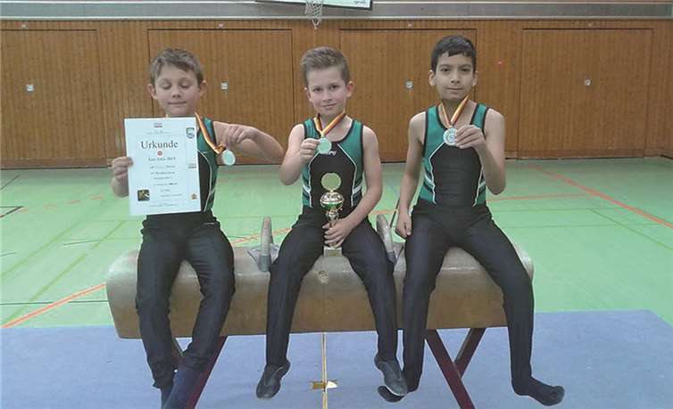 Jakob Krautkrämer, Nils Buchmüller und Ali Can Akdag präsentieren stolz ihre Silbermedaillen. privat