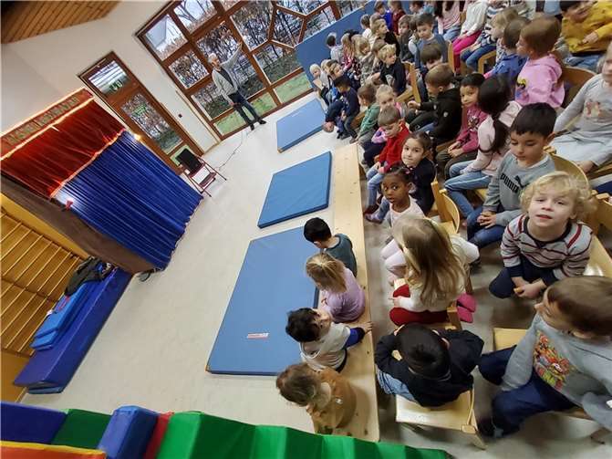 Jakob Luxem besuchte die Kita Arche Noah in Plaidt mit seinem mobilen Kaspertheater. Foto: privat