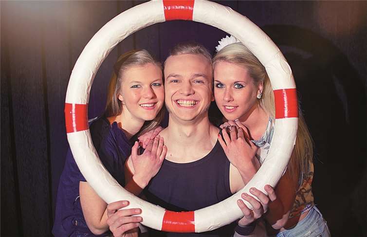 Jakob Mathias mit seinen Assistentinnen Lucie (links) und Linda.privat