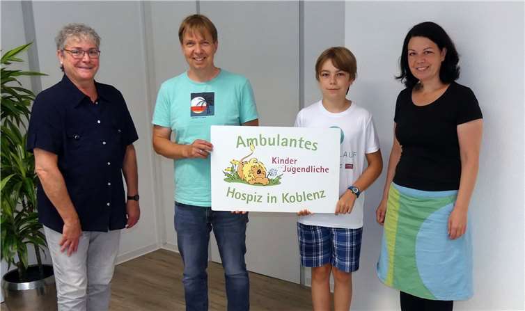 Jakob Zentner (2.v.l.) und seine Mutter Tanja Bock (r.)bei der Spendenübergabe in Höhe von 400 Euro in derGeschäftsstelle des Hospizvereins in Koblenz. Eva-Maria Schmidt,Projektleiterin Hospiz macht Schule (l.) und Dirk Griesel (2.v.l.) vomambulante Kinder- und Jugendhospiz freuten sich über das Engagement des elfjährigen Schülers aus Koblenz. Quelle: Koblenzer Hospizverein