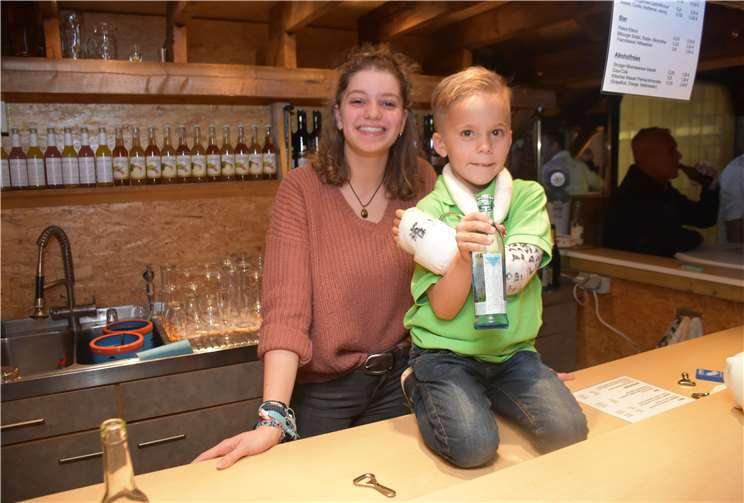 „Charleys Tante“ begeisterte das Publikum Jakob, als jüngstes Mitglied der Theatergruppe, unterstütze Anika bei der Getränkeausgabe.