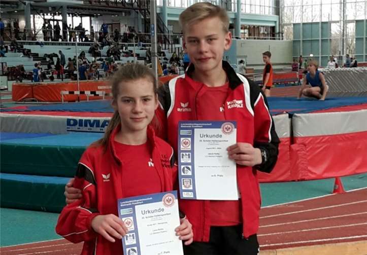 Jakob und Lena Rotta präsentieren stolz ihre Urkunden.  Privat