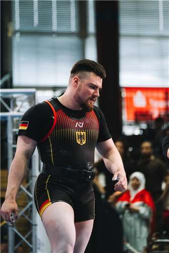 Jakobi sicherte sich den 6. Platz gegen die besten Powerlifter der Welt in seiner Gewichtsklasse.