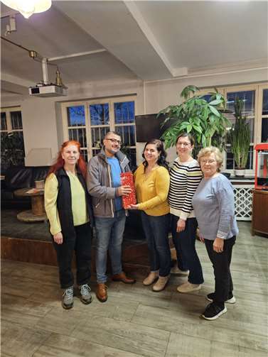 Jalal Kasouha wurde von seinen Beiratskolleginnen mit einem Präsent verabschiedet.  Foto: privat