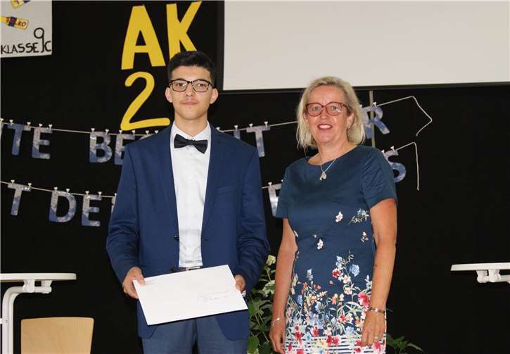 Heute beginnt der Rest des Lebens Jamal Muhamad aus Gamlen (Klasse 9c) erhielt die Auszeichnung für den besten Berufsreifeabschluss (2,31).