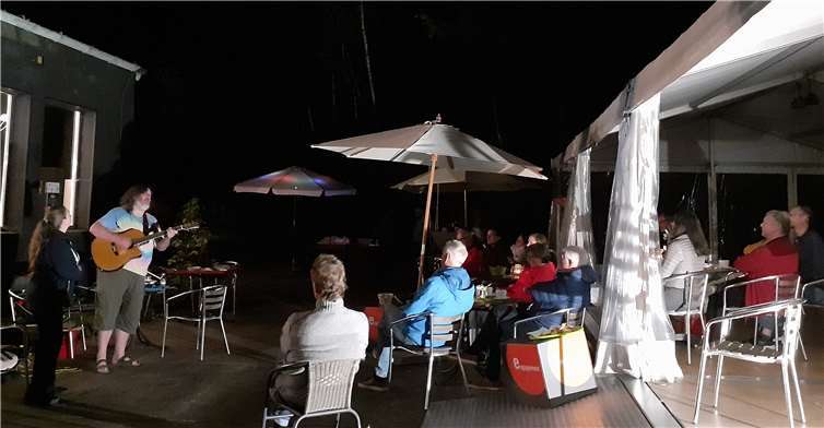 James & Diane Sexton (The Limpets) lassen „Beatles-feeling“ bei den Teilnehmernder Abschlussfête des gleichnamigen Chorprojekts der Mendelssöhne Montabaur aufkommen.