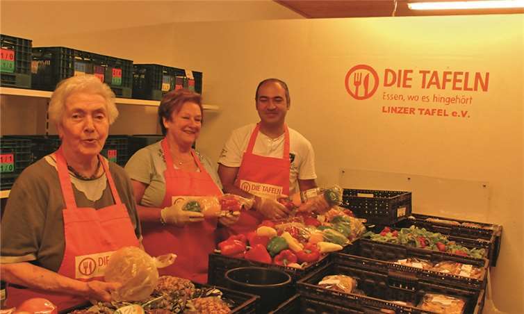 Jamil Drehjou, ein syrischer Vater, der mit seiner Ehefrau und zwei Kindern die Flucht nach Deutschland gewagt hatte, arbeitet bei der Linzer Tafel ehrenamtlich mit. Beide Seiten, die Helfer der Tafel und die Kunden, profitieren so von seinem Engagement.privat