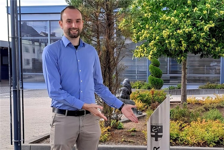 Jan Badinsky am beispielgebenden Trinkbrunnen von Kaltenengers. Foto: Svenja Budde