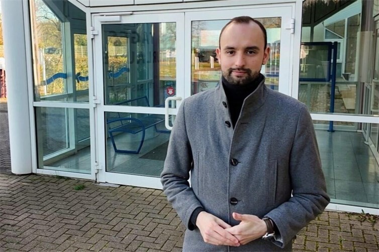 Jan Badinsky vor dem geschlossenen Tauris