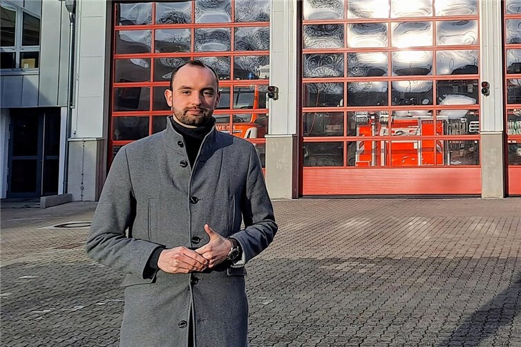 Jan Badinsky vor der Freiwilligen Feuerwehr.
