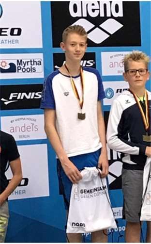 Jan Bäumer bei der Siegerehrung des Jugendmehrkampfes über die Freistilstrecken.