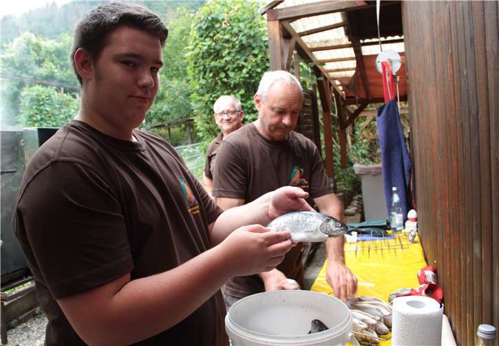 Jan Bentgens (Jugendwart) trocknet die Forellen, bevor sie in den Räucherofen kommen.