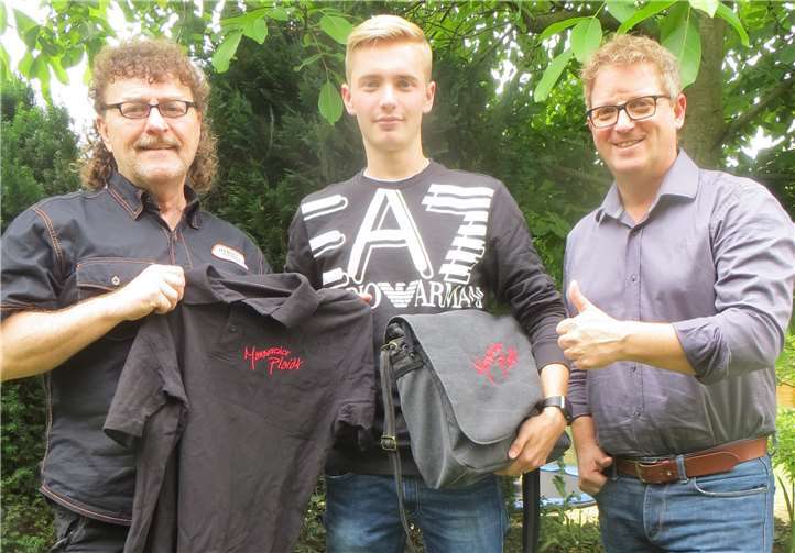 Jan Bernstädt (Mitte) erhält die die Grundausstattung vom Männerchor Plaidt. Foto: privat