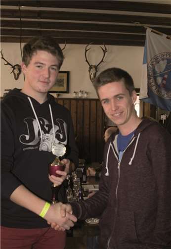 Jan Bischoff (r.) gratuliert Mirko Zeyen zum Gewinn des Jugendpokals.