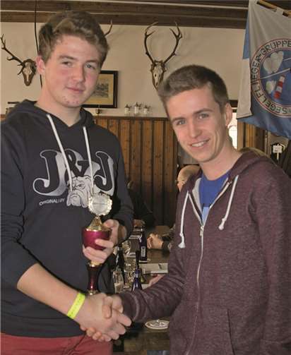 Jan Bischoff (r.) gratuliert Mirko Zeyen zum Gewinn des Jugendpokals