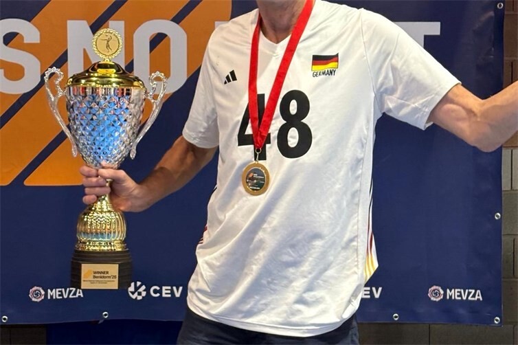 Jan Böhmer ist Europa- und Weltmeister Volleyball 65+