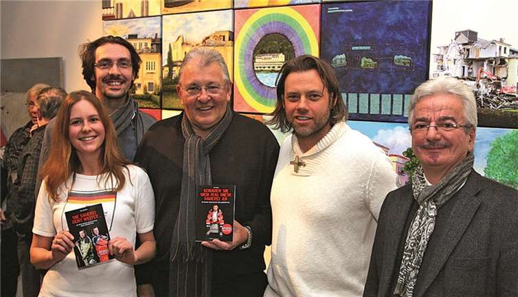 Jan-Boris Schäfer (li.) vom DRK-Ortsverein Bad Breisig stellte den Kontakt zum Autor Jörg Nießen (2.v.re.) her. Karl-Heinz Bernardy (2.v.li.), Vorsitzender des DRK-Ortsvereins Bad Breisig und Bernd Lang (re.), Vorsitzender des Forums Kultur Bad Breisig e.V. freuten sich über die große Resonanz der Autorenlesung. Bad Breisigs JRK-Leiterin organisierte in der Pause den Getränkeverkauf. Der Erlös kommt ihrer JRK-Gruppe zugute. Thorsten Trütgen