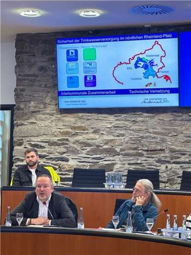 Jan Deuster, Geschäftsführer der Stadtwerke Andernach, referiert in der Klima-Werkstatt zum Thema: Trinkwasserversorgung in Andernach vor dem Hintergrund des Klimawandels. Foto: Angela Augustin